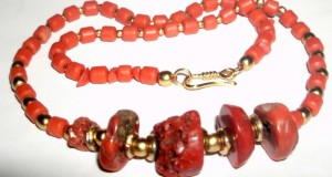 colier pietre naturale coral rosu cu elemente placat cu aur