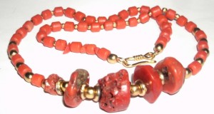 colier pietre naturale coral rosu cu elemente placat cu aur