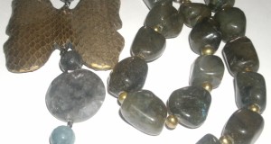 colier oriental pietre naturale labradorit cu pandantiv piele de sarpe