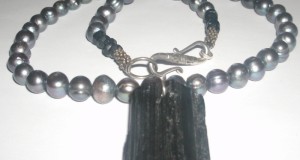 colier perle negre naturale cu pandantiv piatra turmalina neagra