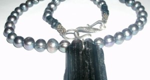 colier perle negre naturale cu pandantiv piatra turmalina neagra