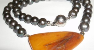 colier perle negre naturale si pandantiv chihlimbar Baltic