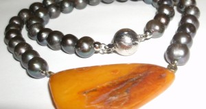 colier perle negre naturale si pandantiv chihlimbar Baltic