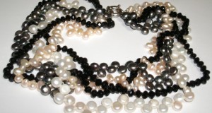 colier  cinci siraguri perle naturale albe,negre,ivory si pietre
