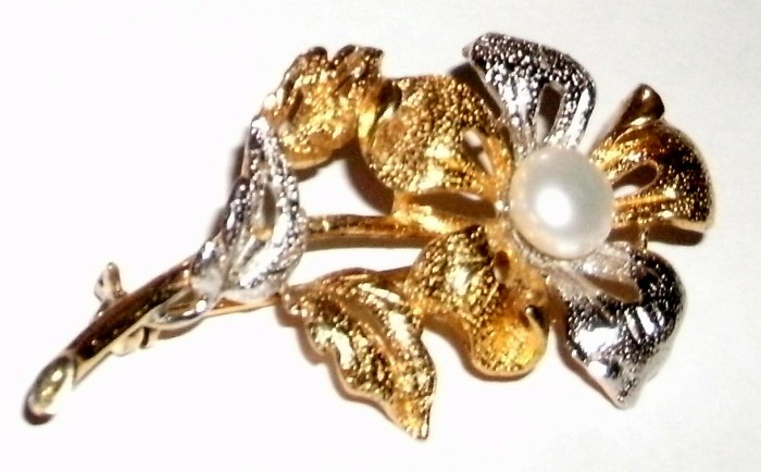 brosa floare art deco  cu aur si perla,