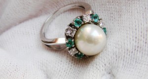 inel aur alb 14k cu perla diamante si smaralde