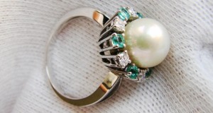 inel aur alb 14k cu perla diamante si smaralde