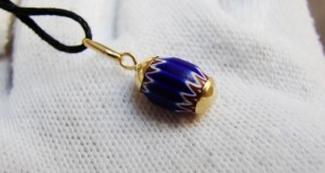 Amuleta pandantiv aur 18k cu email unicat