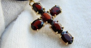 Cruciulita cruce aur 18k Austria cu granat granate