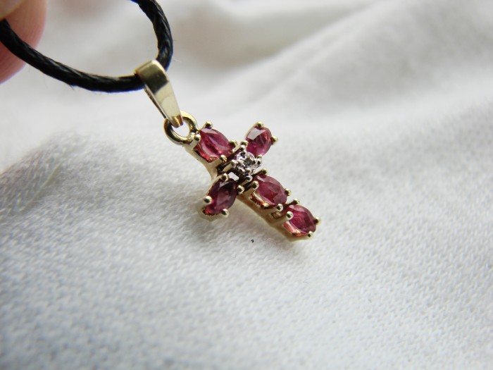 mini cruciulita cruce aur 14k cu diamant rubine copii fetite