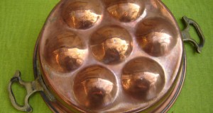 Forma de prajitura din cupru cu manere turnate din bronz