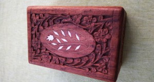 Deosebita cutie sculptata in lemn exotic cu intarsii