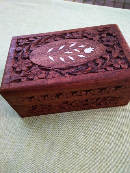 Deosebita cutie sculptata in lemn exotic cu intarsii