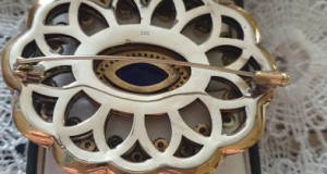 BROȘĂ HURREM ELEGANTĂ ARGINT 925 AURIT CU SAFIR