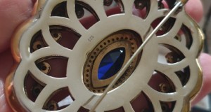 BROȘĂ HURREM ELEGANTĂ ARGINT 925 AURIT CU SAFIR