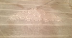 Eleganta fata de masa,in brodat manual,Italia