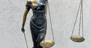 Spectaculoasa statueta din bronz masiv-Zeita Justiției tinand in mana balanta dreptatii-80 cm-Franta
