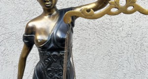 Spectaculoasa statueta din bronz masiv-Zeita Justiției tinand in mana balanta dreptatii-80 cm-Franta