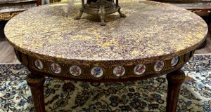 Superba masa stil Louis XVI-lemn sculptat manual-blat marmura-decoruri bronz-medalioane portelan-Franta